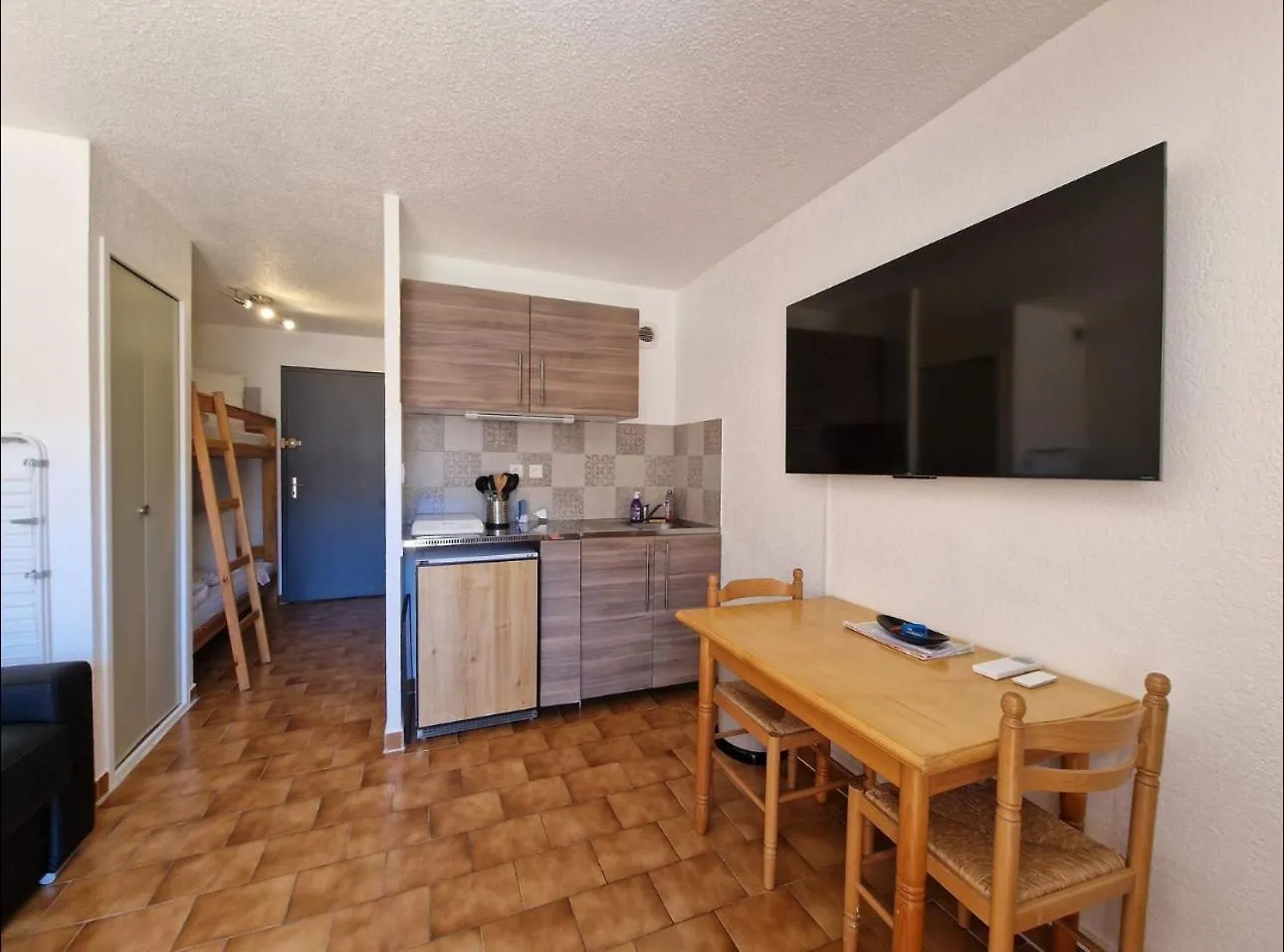 Apartment Studio Piscine, Proche Mer, Parking Prive Bandol France